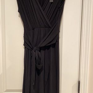 Black sleeveless v neck dress